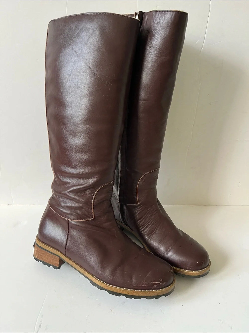 Ugg Classic Tall Brown Leather sheepskin lined shearling winter Boots size 6